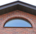 Окно на чердак в форме арки шириной около 1900 мм.