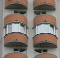 Радиусный 6-створчатый балкон. При остеклении балкона четко выдержана геометрия конструкций.