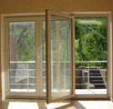 Раздвижные окна - двери типа -гармошка- с открытой первой створкой.